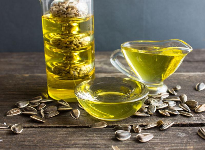 桌子上的葵花油和葵花瓜子