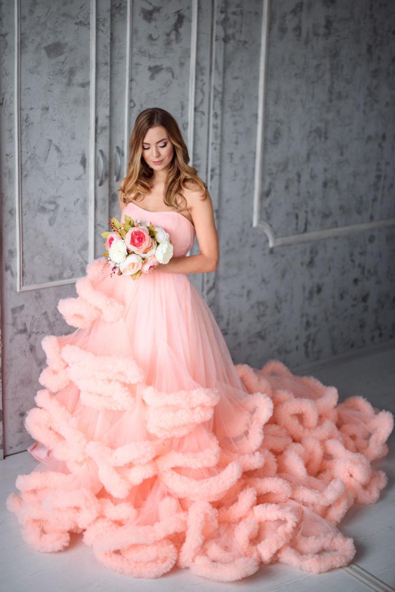 穿着粉色婚纱的模特