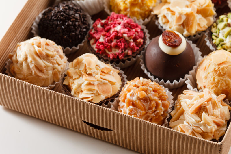 盒子里的巧克力纸杯蛋糕