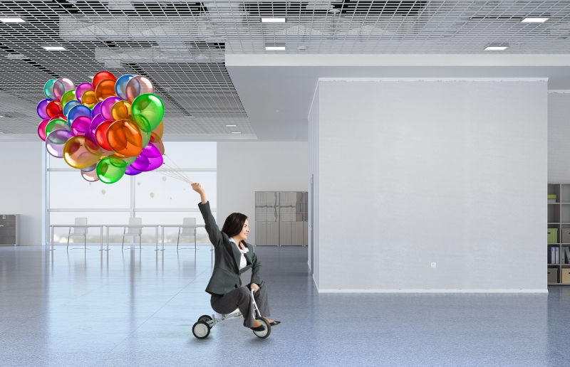 拿着气球的女商人