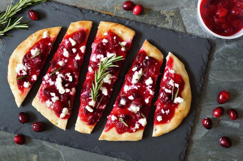 黑色桌上的切开的蔓越莓酱馅饼