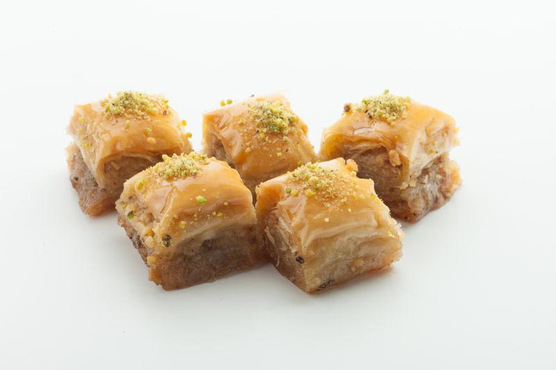 白色背景下黄色的美味的土耳其软糖