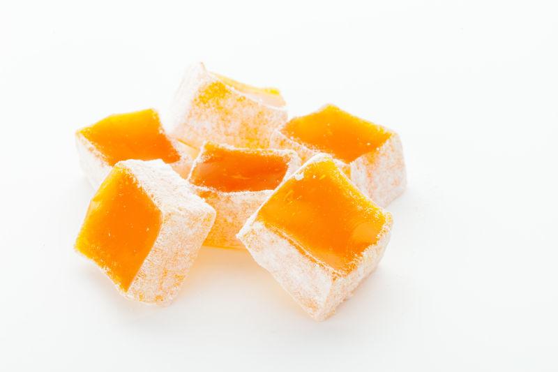 白色背景下金黄色的美味土耳其软糖