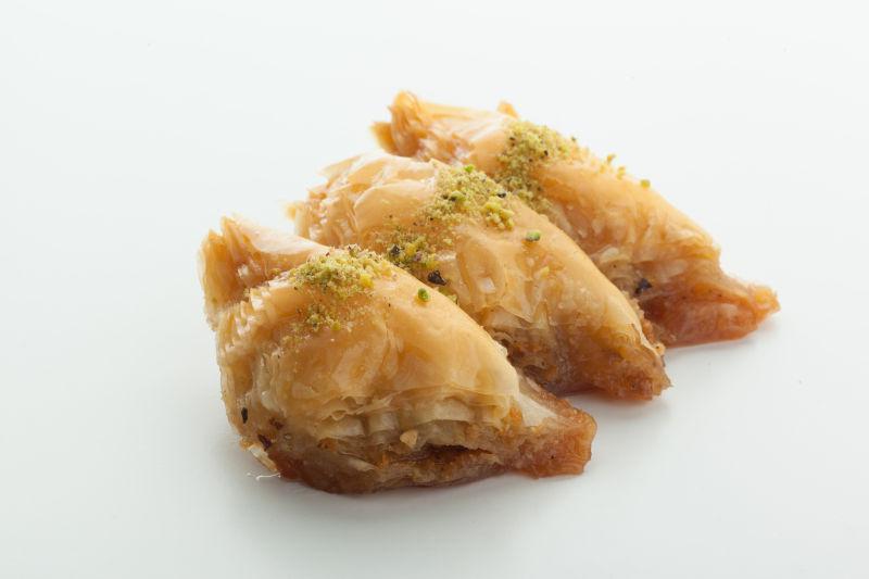 白色背景上美味的土耳其甜点