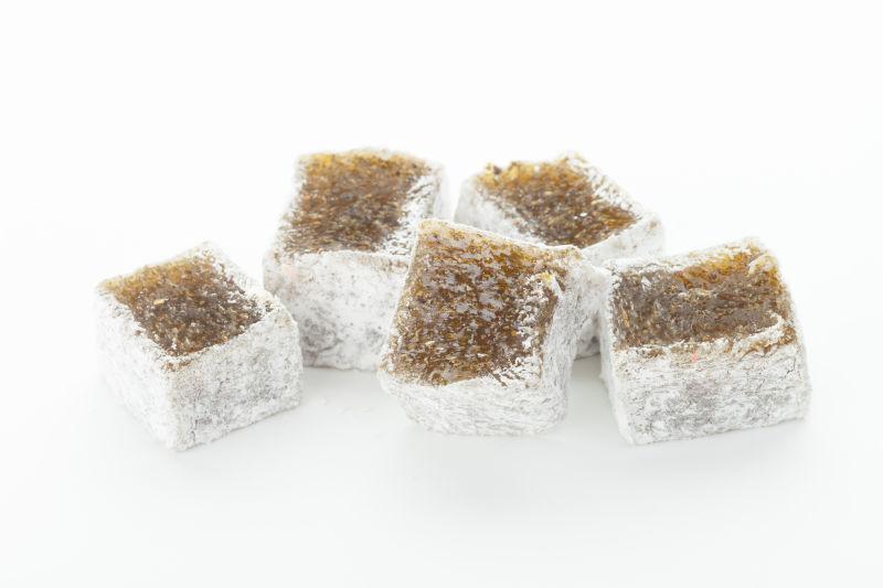 白色桌上美味的褐色的土耳其软糖
