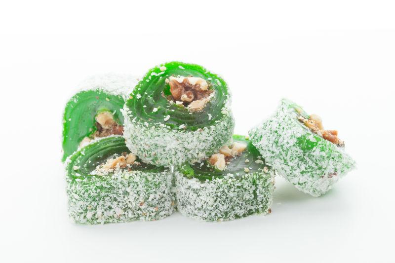 白色桌上美味的绿色土耳其软糖