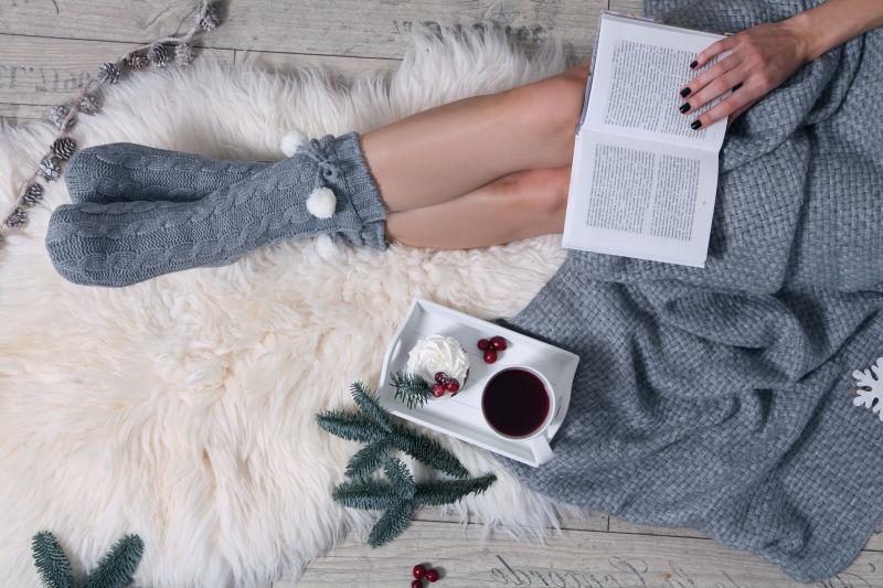 看书喝咖啡的女孩