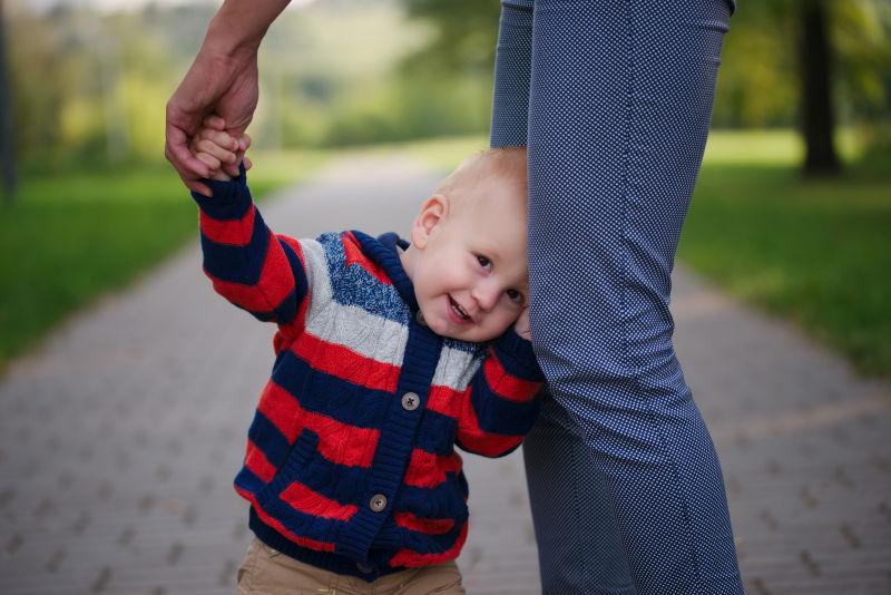 公园里牵着妈妈手的可爱小宝宝