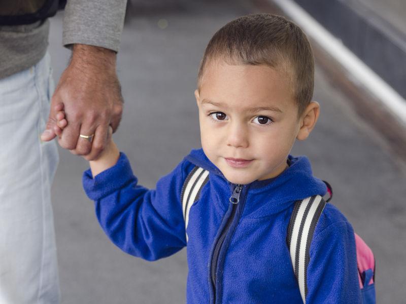 可爱的小男孩牵着父亲的手