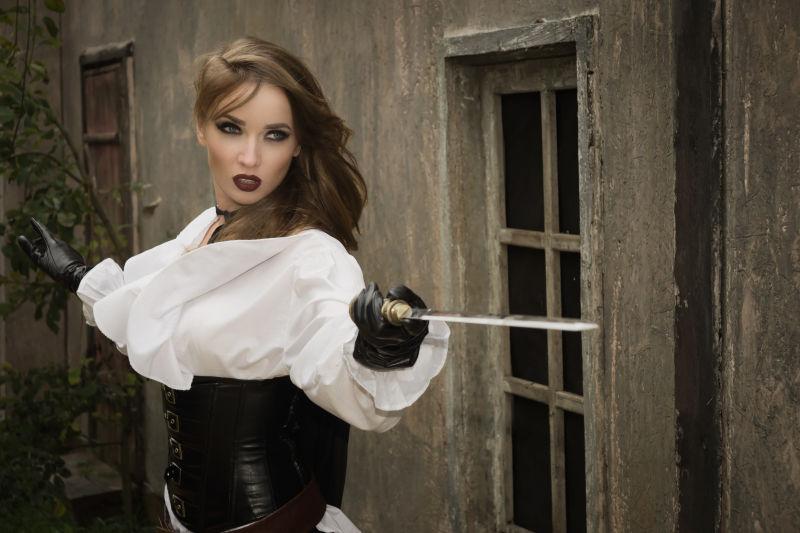 持剑的海盗风格的性感女人