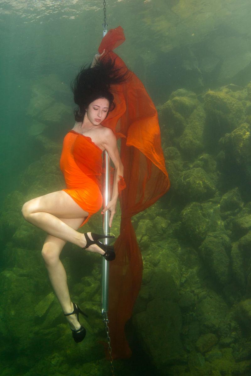 水下脱衣舞美丽窈窕女孩