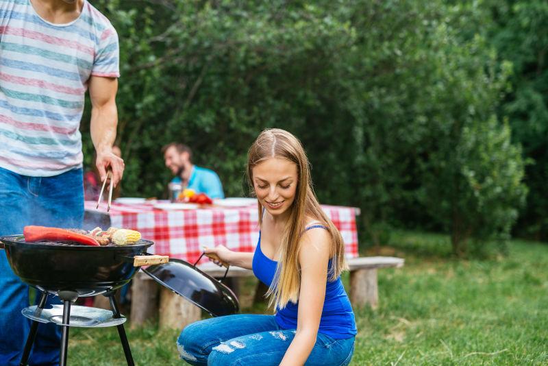 女孩在准备烧烤聚会的食物