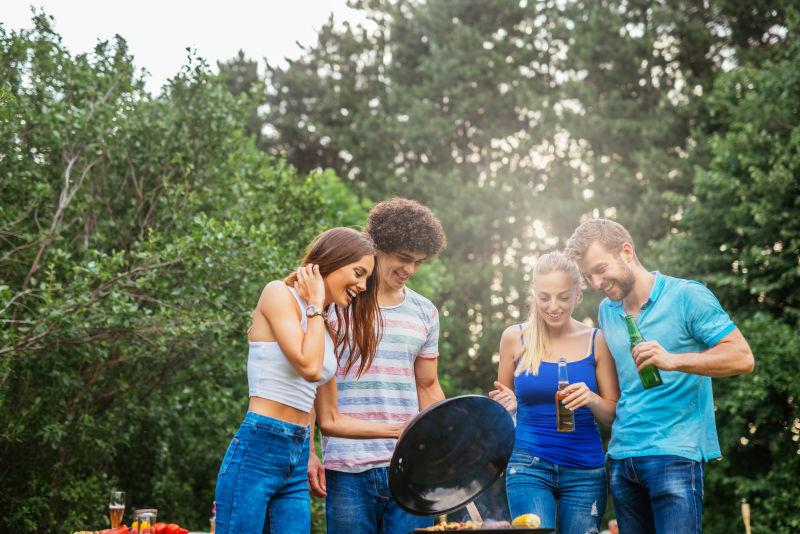 年轻的人们在烧烤聚会