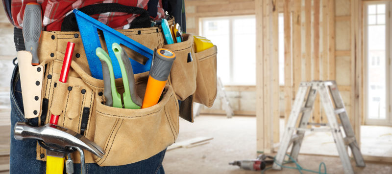 腰间佩戴建筑工具的工人