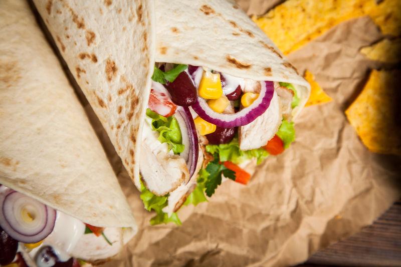 美味的蔬菜玉米卷特写