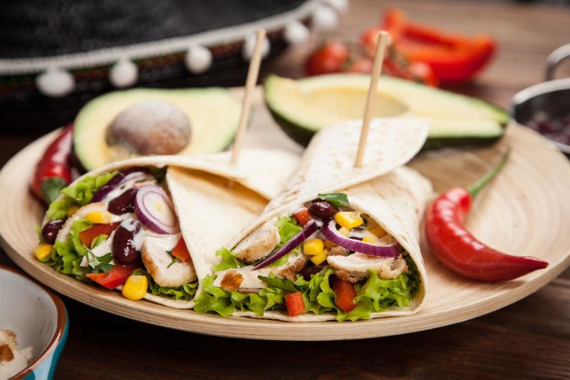 盘子中美味的玉米卷