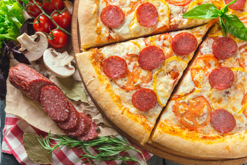 鸡蛋搭配腊肠披萨饼