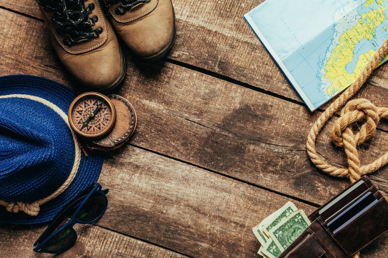 木板上上的登山旅游用品