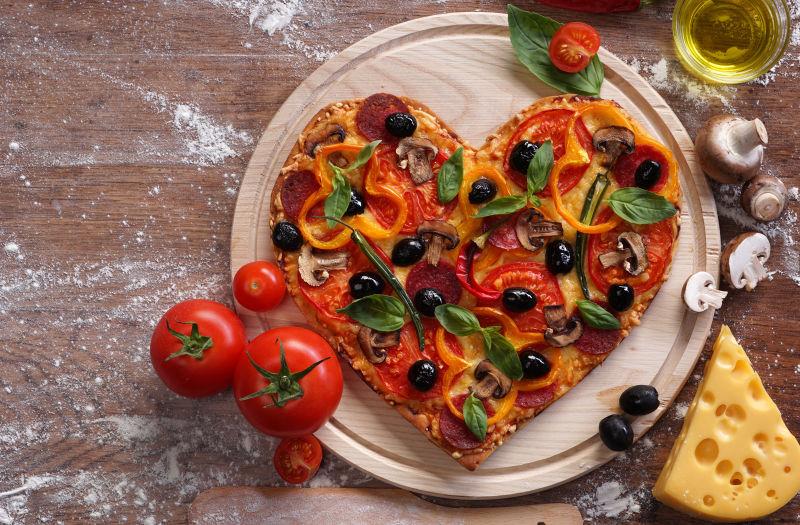 盘子中的心形披萨饼