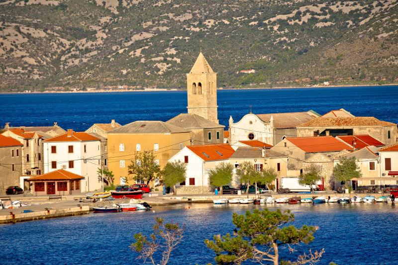 美丽的韦莱比特山湾Vinjerac镇景色