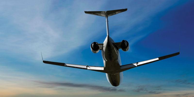 蓝色天空中的飞机