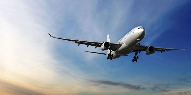 蓝色的有云的天空中的飞机