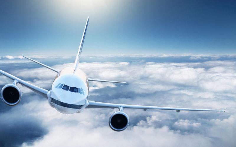 有阳光和云朵的天空中的飞机