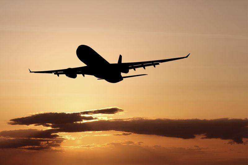 日出-日落时分天空中的飞机