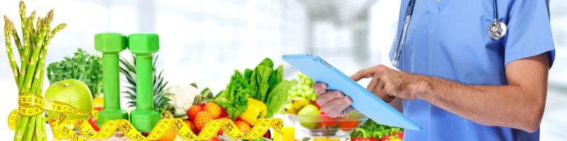 医生使用平板电脑指导减肥