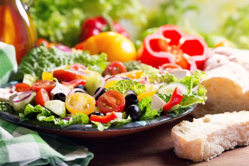 木板上新鲜美味的蔬菜