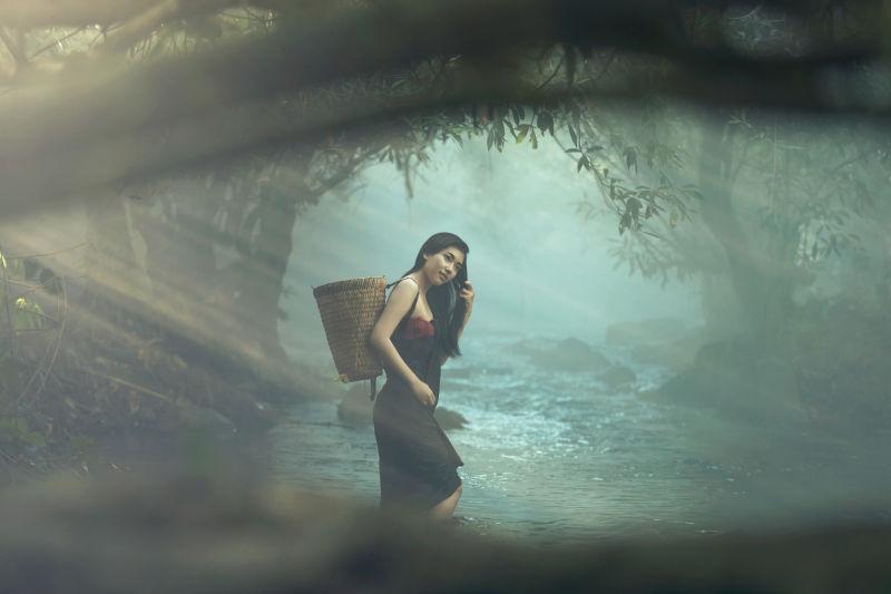 小溪上的美丽女孩