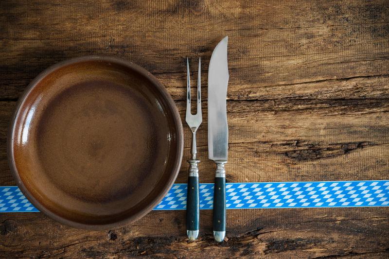 木桌上的餐盘和刀叉餐具