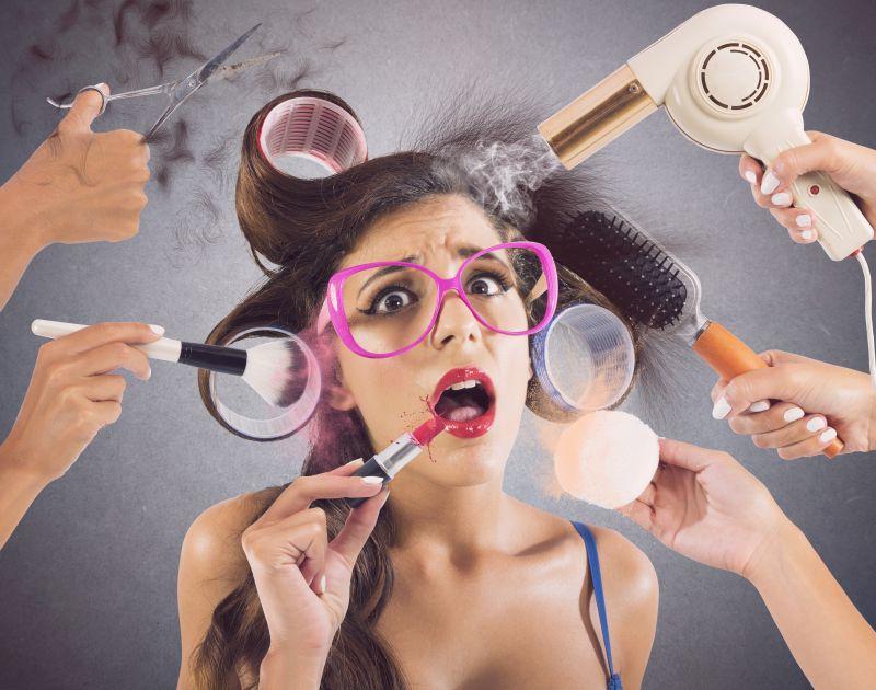 做发型和化妆的美女