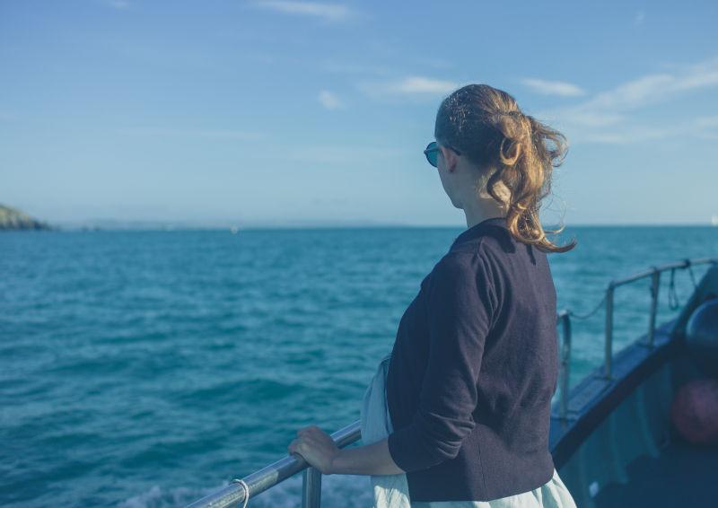 船边看着大海的美女