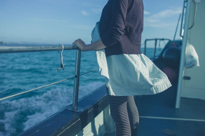 船上眺望大海的孕妇