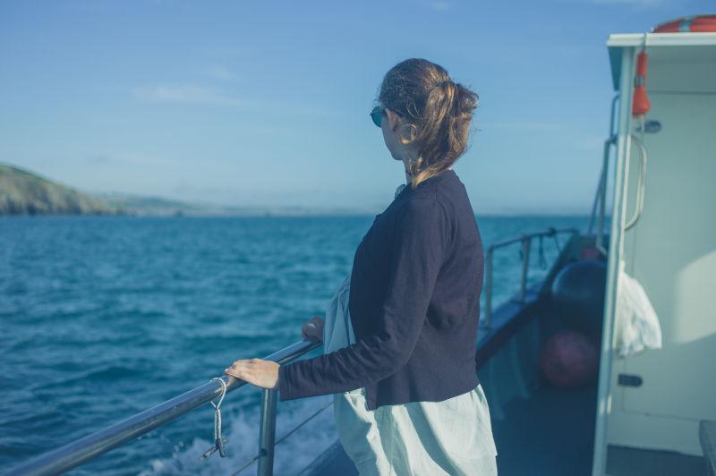 船上看着大海的美丽孕妇