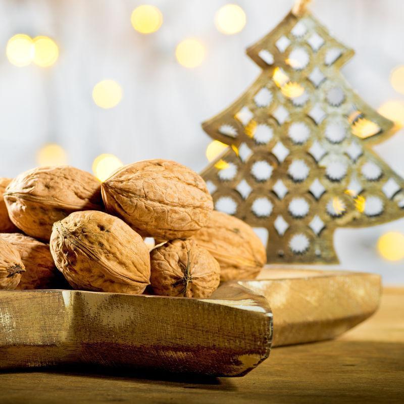 木桌上的核桃和小圣诞树