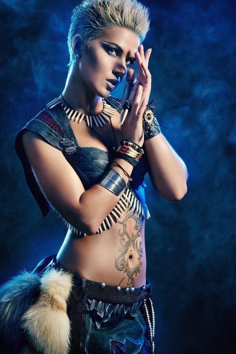 蓝色烟雾中性感的女战士