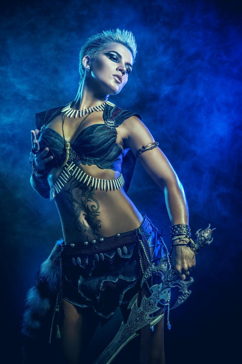 在蓝色烟雾中拿着宝剑性感的美女战士