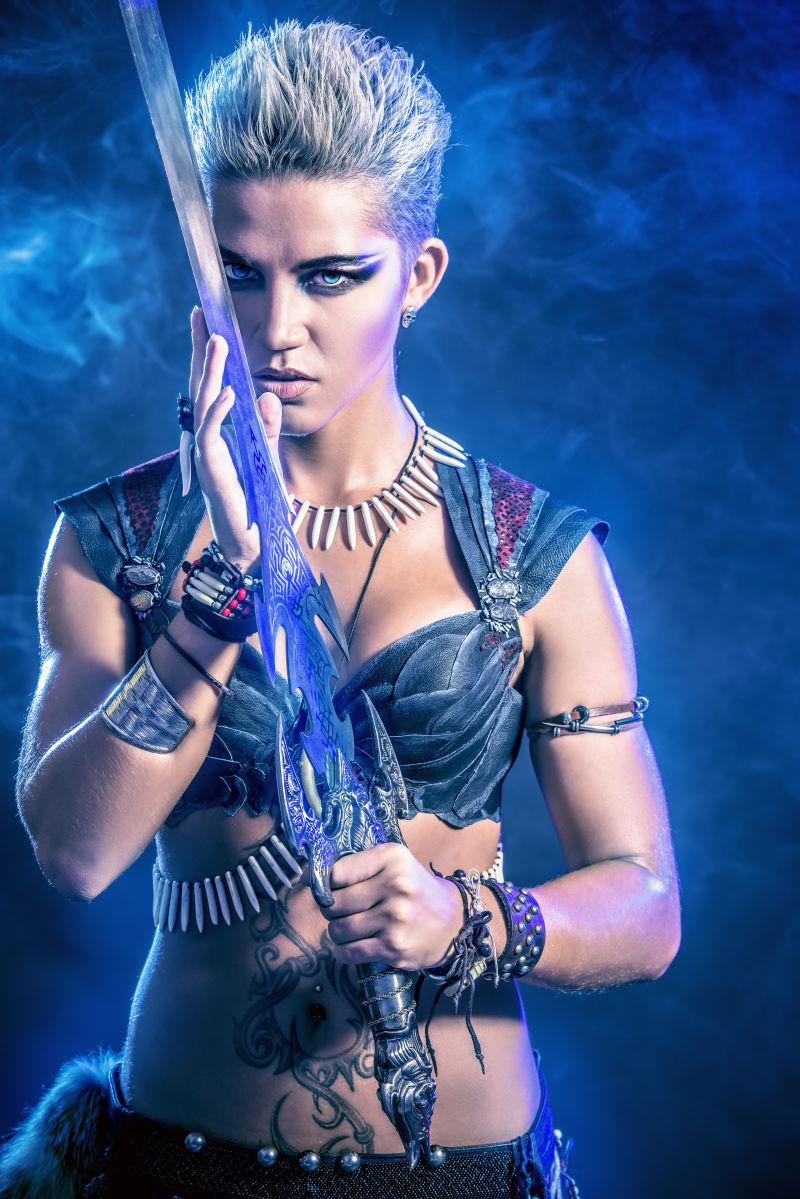 蓝色烟雾中战斗的美女战士