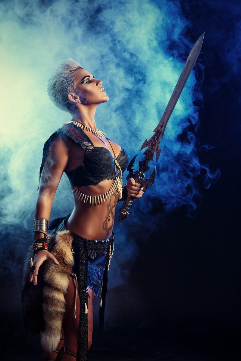 时尚勇敢的拿着宝剑战斗的女战士