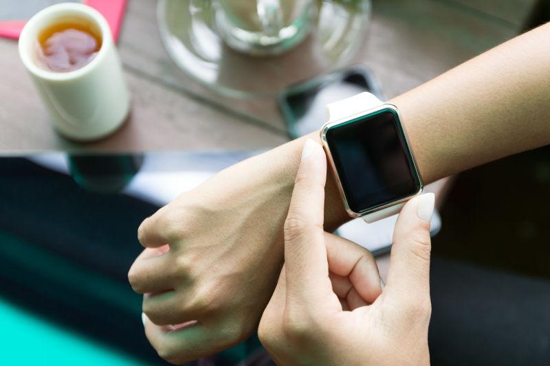 手腕上的智能手表