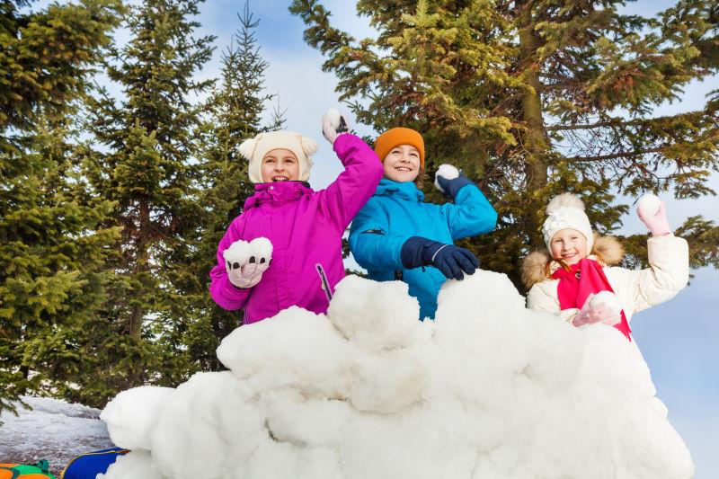 一群孩子一起玩雪球游戏
