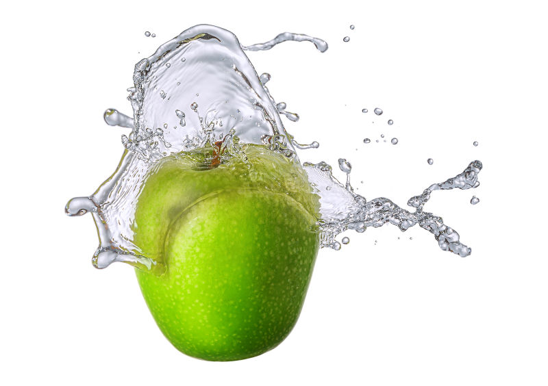 飞溅的水和绿色水果
