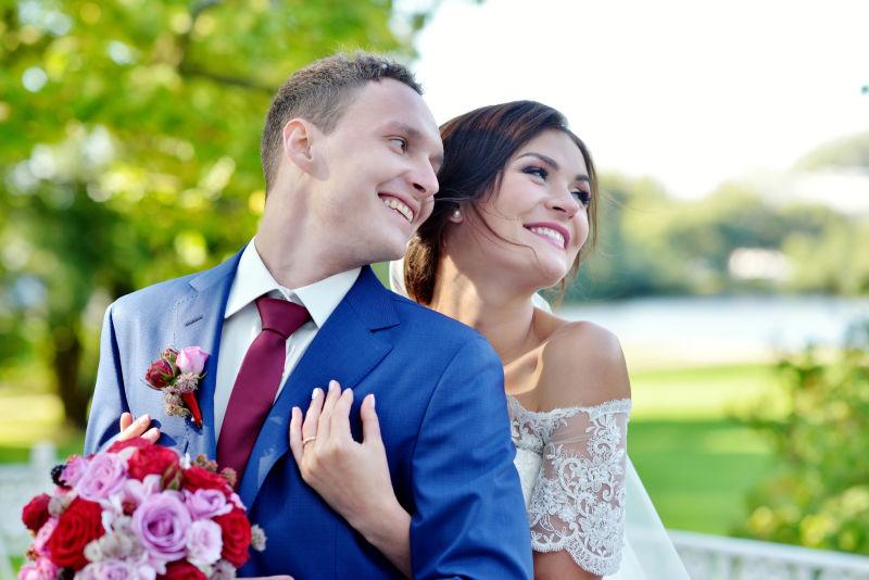 幸福微笑的新郎和新娘