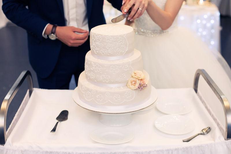 婚礼上新娘新郎切蛋糕