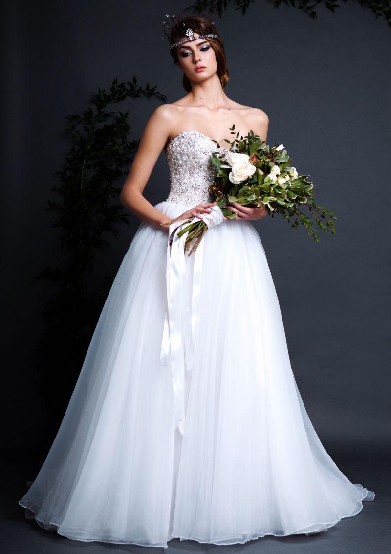 拿着花束的漂亮新娘