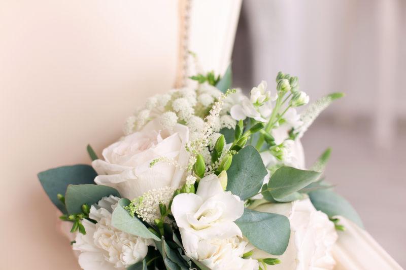 新娘的白色玫瑰花束