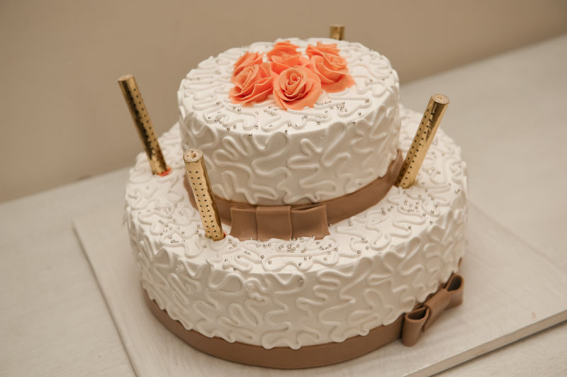 摆着鲜艳玫瑰的婚礼蛋糕