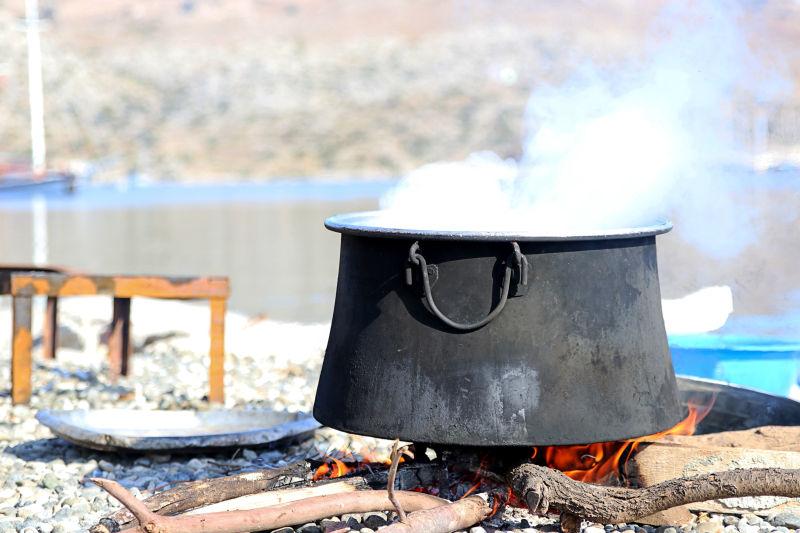 传统土耳其蒸煮锅冒着热气